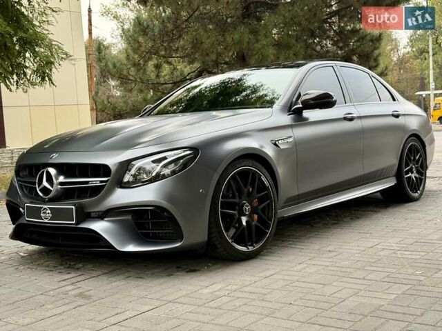 Сірий Мерседес Е-Клас, об'ємом двигуна 3.98 л та пробігом 17 тис. км за 96500 $, фото 1 на Automoto.ua