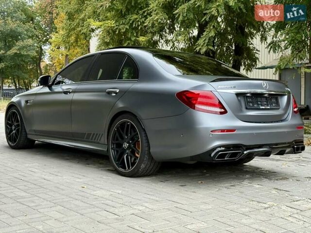 Сірий Мерседес Е-Клас, об'ємом двигуна 3.98 л та пробігом 17 тис. км за 96500 $, фото 17 на Automoto.ua