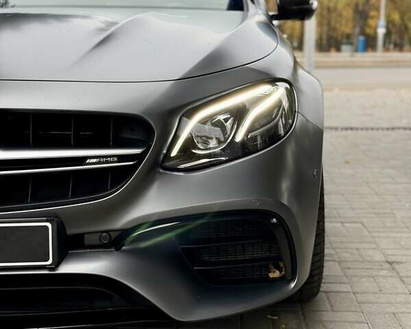 Сірий Мерседес Е-Клас, об'ємом двигуна 3.98 л та пробігом 17 тис. км за 96500 $, фото 6 на Automoto.ua