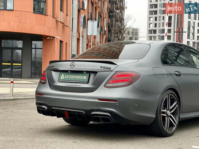 Серый Мерседес Е-Класс, объемом двигателя 3.98 л и пробегом 55 тыс. км за 72990 $, фото 2 на Automoto.ua