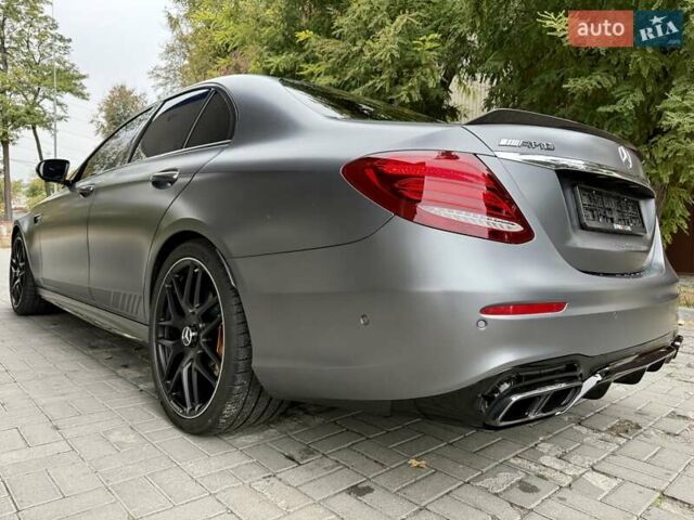 Сірий Мерседес Е-Клас, об'ємом двигуна 3.98 л та пробігом 17 тис. км за 96500 $, фото 18 на Automoto.ua