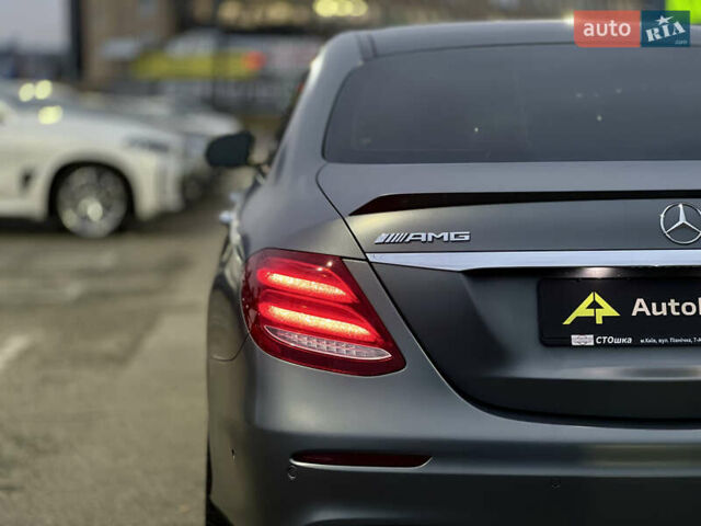 Серый Мерседес Е-Класс, объемом двигателя 4 л и пробегом 44 тыс. км за 78999 $, фото 25 на Automoto.ua