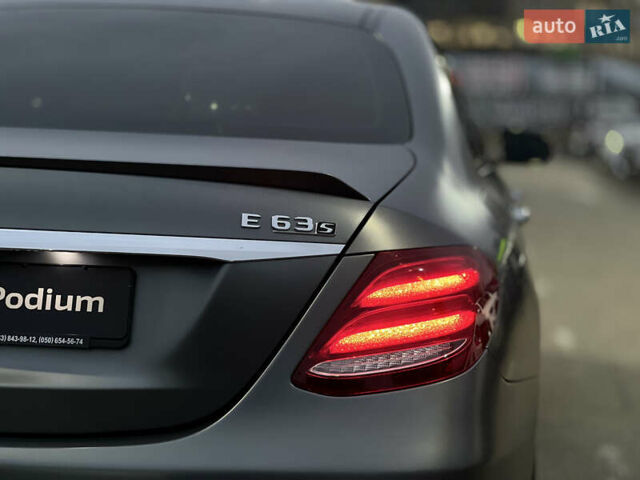 Серый Мерседес Е-Класс, объемом двигателя 4 л и пробегом 44 тыс. км за 78999 $, фото 26 на Automoto.ua