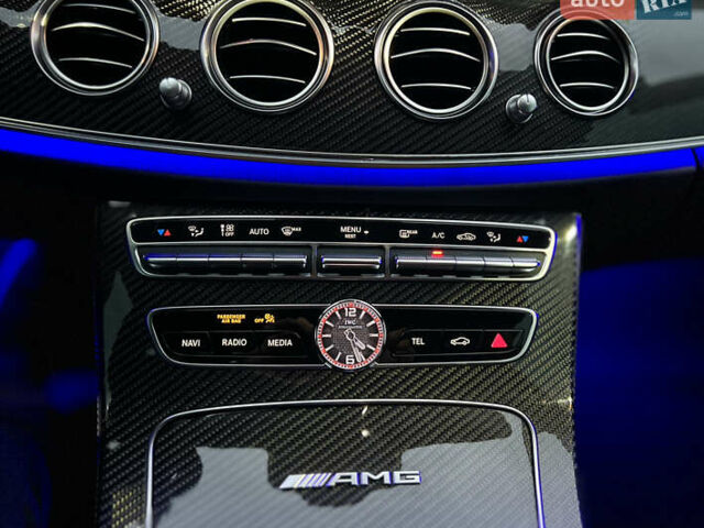 Серый Мерседес Е-Класс, объемом двигателя 4 л и пробегом 44 тыс. км за 78999 $, фото 43 на Automoto.ua