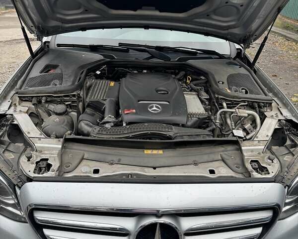 Сірий Мерседес Е-Клас, об'ємом двигуна 1.99 л та пробігом 123 тис. км за 39000 $, фото 1 на Automoto.ua