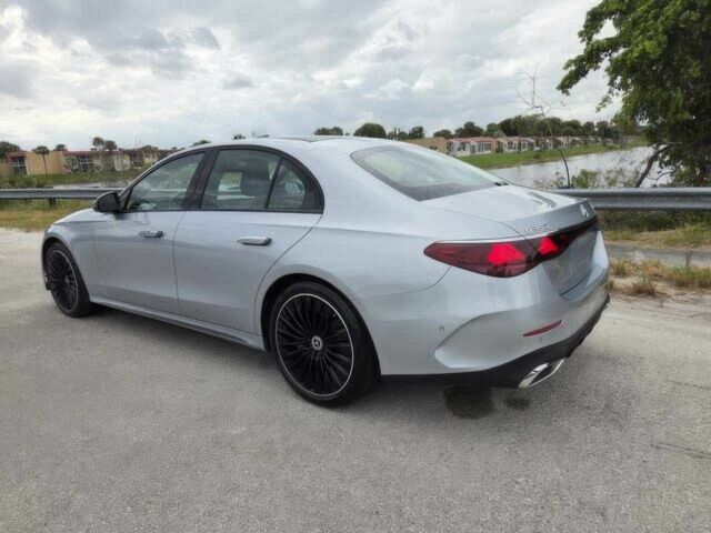 Серый Мерседес Е-Класс, объемом двигателя 2 л и пробегом 26 тыс. км за 33500 $, фото 3 на Automoto.ua