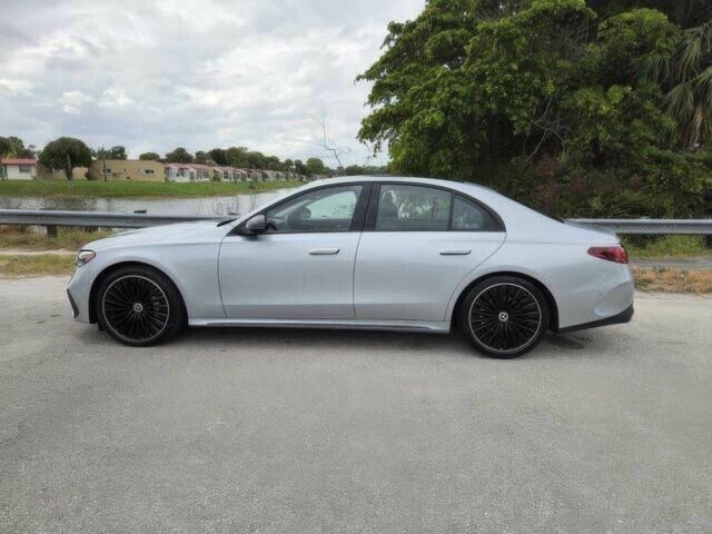 Серый Мерседес Е-Класс, объемом двигателя 2 л и пробегом 26 тыс. км за 33500 $, фото 2 на Automoto.ua