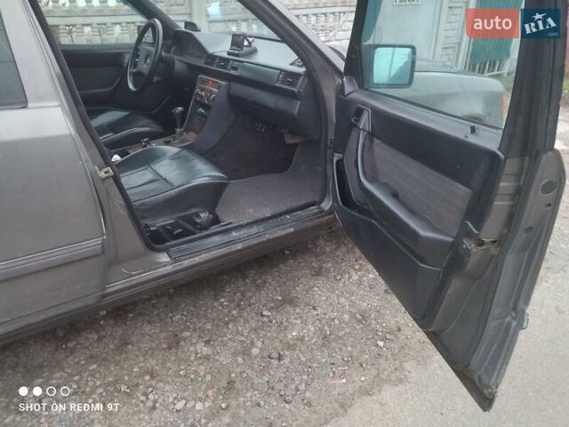 Серый Мерседес Е-Класс, объемом двигателя 2.5 л и пробегом 374 тыс. км за 1850 $, фото 15 на Automoto.ua