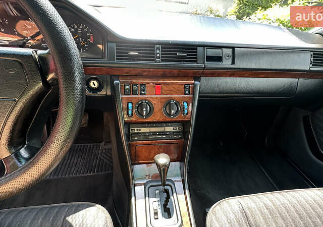 Серый Мерседес Е-Класс, объемом двигателя 3 л и пробегом 322 тыс. км за 3400 $, фото 13 на Automoto.ua