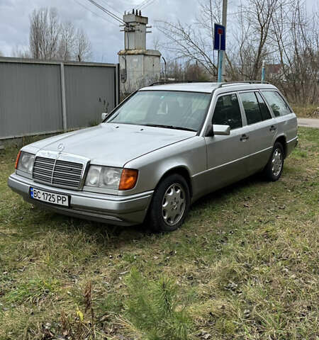 Серый Мерседес Е-Класс, объемом двигателя 3 л и пробегом 322 тыс. км за 3400 $, фото 2 на Automoto.ua