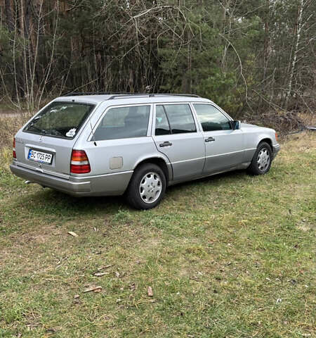 Серый Мерседес Е-Класс, объемом двигателя 3 л и пробегом 322 тыс. км за 3400 $, фото 1 на Automoto.ua