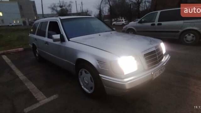 Серый Мерседес Е-Класс, объемом двигателя 3 л и пробегом 305 тыс. км за 3500 $, фото 3 на Automoto.ua