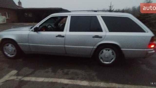 Серый Мерседес Е-Класс, объемом двигателя 3 л и пробегом 305 тыс. км за 3500 $, фото 1 на Automoto.ua