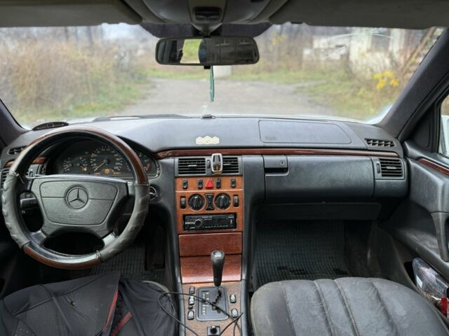 Серый Мерседес Е-Класс, объемом двигателя 2.9 л и пробегом 340 тыс. км за 2100 $, фото 6 на Automoto.ua