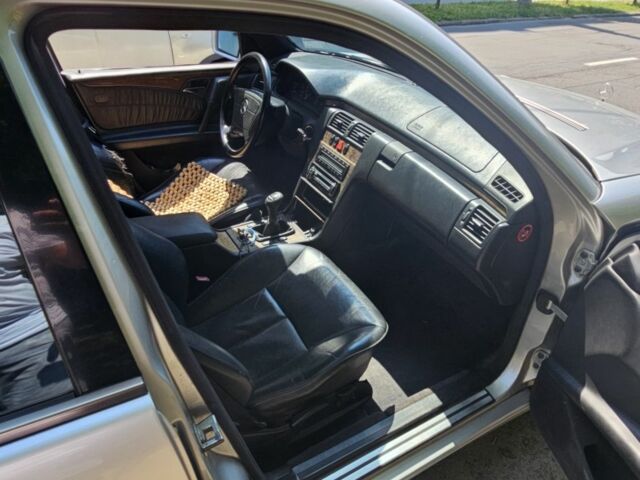 Серый Мерседес Е-Класс, объемом двигателя 2.5 л и пробегом 463 тыс. км за 3100 $, фото 2 на Automoto.ua