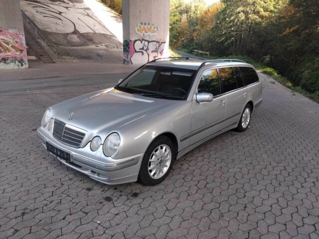 Серый Мерседес Е-Класс, объемом двигателя 2.2 л и пробегом 235 тыс. км за 4640 $, фото 1 на Automoto.ua