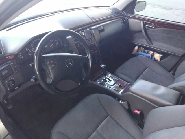 Серый Мерседес Е-Класс, объемом двигателя 2.2 л и пробегом 235 тыс. км за 4640 $, фото 6 на Automoto.ua