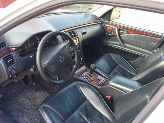 Серый Мерседес Е-Класс, объемом двигателя 0 л и пробегом 290 тыс. км за 2500 $, фото 1 на Automoto.ua