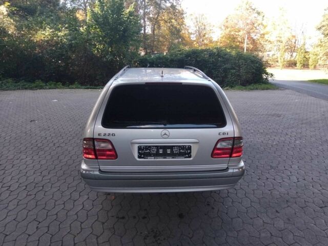 Серый Мерседес Е-Класс, объемом двигателя 2.2 л и пробегом 235 тыс. км за 4640 $, фото 4 на Automoto.ua