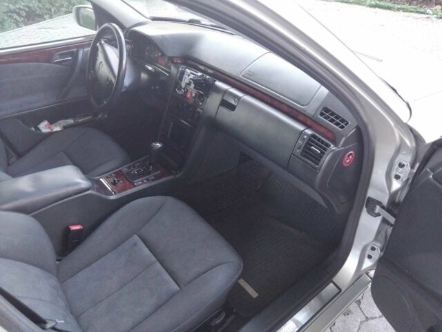 Серый Мерседес Е-Класс, объемом двигателя 2.2 л и пробегом 235 тыс. км за 4640 $, фото 7 на Automoto.ua