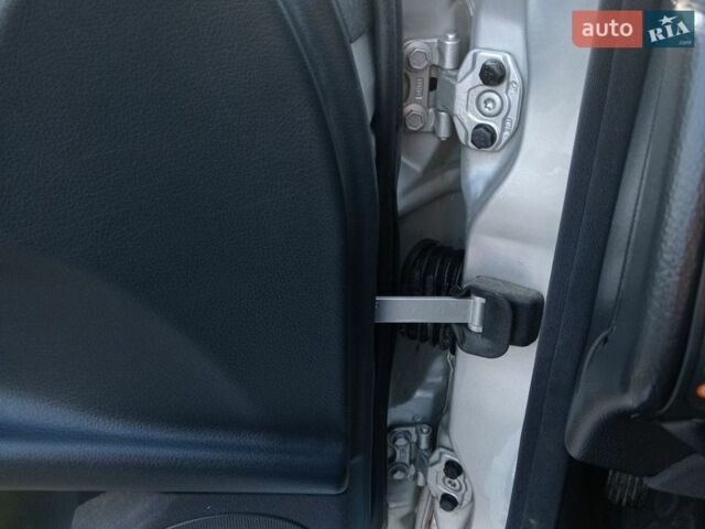 Серый Мерседес Е-Класс, объемом двигателя 2 л и пробегом 370 тыс. км за 2700 $, фото 12 на Automoto.ua