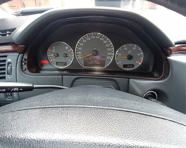 Серый Мерседес Е-Класс, объемом двигателя 2.2 л и пробегом 465 тыс. км за 5000 $, фото 4 на Automoto.ua