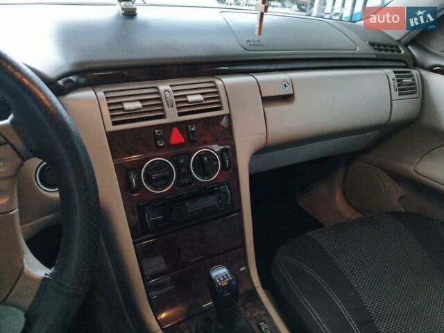 Сірий Мерседес Е-Клас, об'ємом двигуна 2 л та пробігом 442 тис. км за 3200 $, фото 17 на Automoto.ua