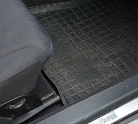 Серый Мерседес Е-Класс, объемом двигателя 2 л и пробегом 511 тыс. км за 3899 $, фото 16 на Automoto.ua