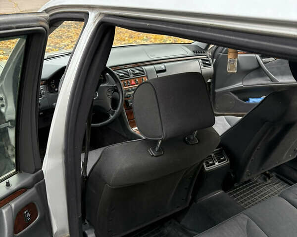 Серый Мерседес Е-Класс, объемом двигателя 2 л и пробегом 511 тыс. км за 3899 $, фото 22 на Automoto.ua