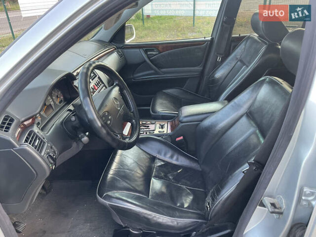 Сірий Мерседес Е-Клас, об'ємом двигуна 3.2 л та пробігом 265 тис. км за 4999 $, фото 28 на Automoto.ua