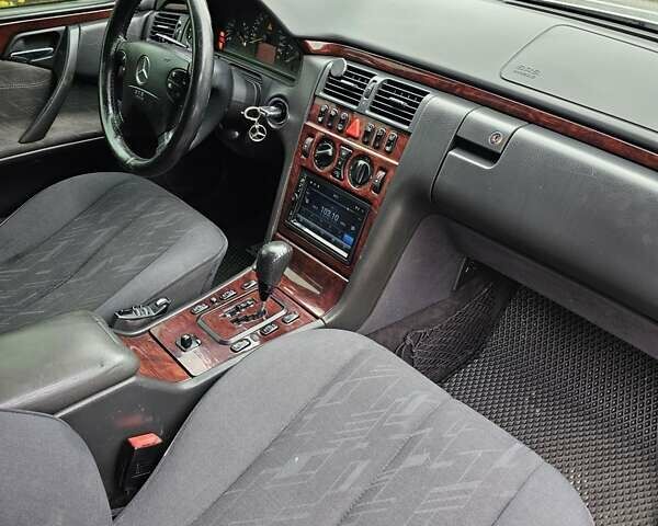 Серый Мерседес Е-Класс, объемом двигателя 2.15 л и пробегом 320 тыс. км за 4700 $, фото 3 на Automoto.ua