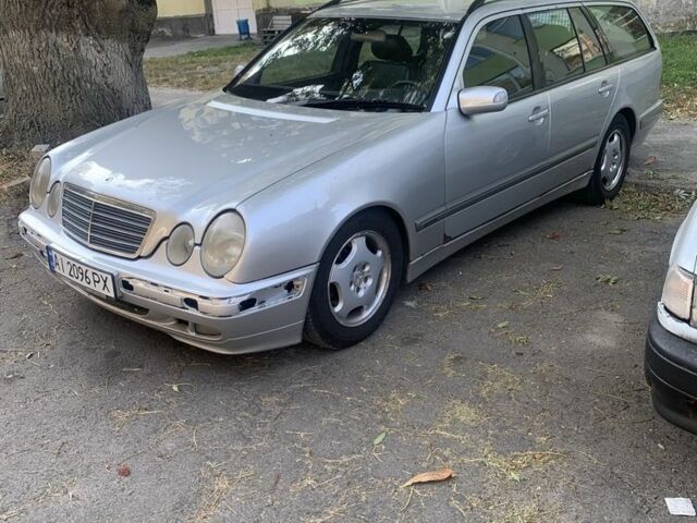 Мерседес Е-Клас 2002 у Києві на Automoto.ua Сірий Мерседес Е-Клас, об'ємом двигуна 3.2 л та пробігом 320 тис. км за 2150 $, фото 3 на Automoto.ua