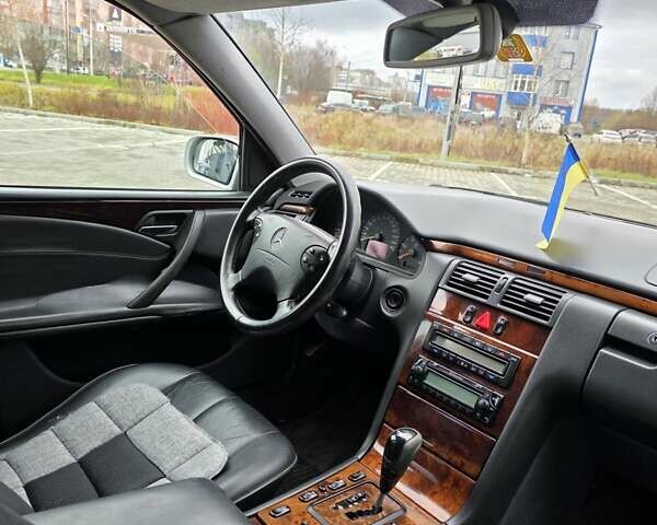 Сірий Мерседес Е-Клас, об'ємом двигуна 3.2 л та пробігом 300 тис. км за 2999 $, фото 5 на Automoto.ua