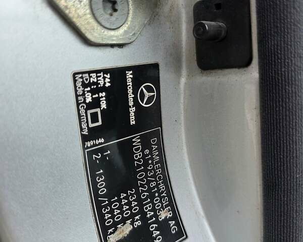 Сірий Мерседес Е-Клас, об'ємом двигуна 3.2 л та пробігом 300 тис. км за 2999 $, фото 16 на Automoto.ua