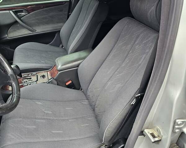 Серый Мерседес Е-Класс, объемом двигателя 2.15 л и пробегом 320 тыс. км за 4700 $, фото 16 на Automoto.ua