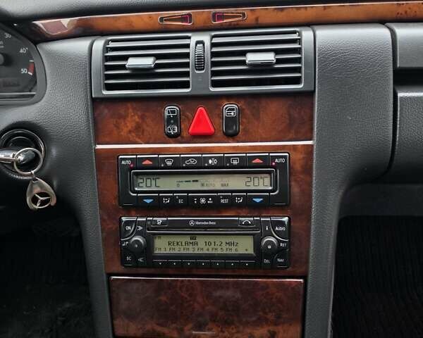 Сірий Мерседес Е-Клас, об'ємом двигуна 3.2 л та пробігом 300 тис. км за 2999 $, фото 17 на Automoto.ua