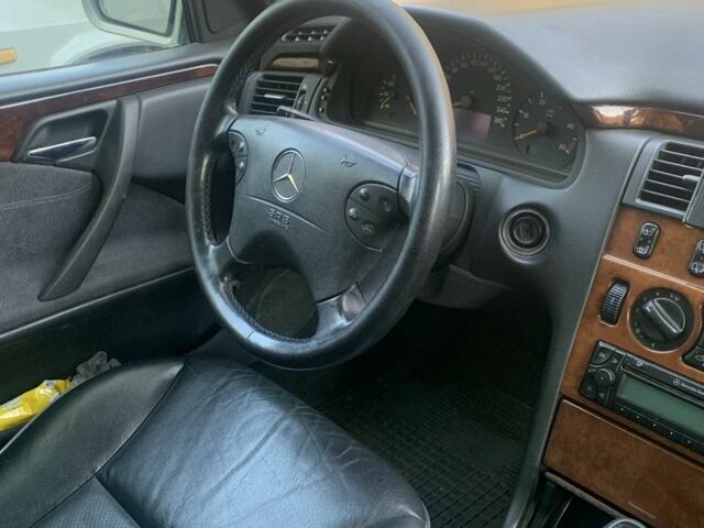 Мерседес Е-Клас 2002 у Києві на Automoto.ua Сірий Мерседес Е-Клас, об'ємом двигуна 3.2 л та пробігом 320 тис. км за 2150 $, фото 1 на Automoto.ua