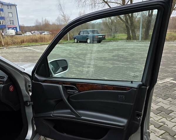 Сірий Мерседес Е-Клас, об'ємом двигуна 3.2 л та пробігом 300 тис. км за 2999 $, фото 13 на Automoto.ua