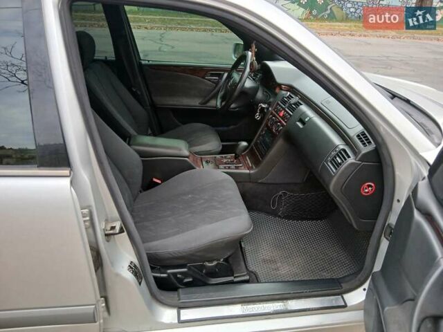Мерседес Е-Класс 2002 в Запорожье на Automoto.ua Серый Мерседес Е-Класс, объемом двигателя 2.2 л и пробегом 330 тыс. км за 3850 $, фото 7 на Automoto.ua
