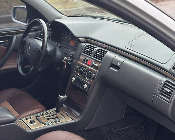 Серый Мерседес Е-Класс, объемом двигателя 2.7 л и пробегом 338 тыс. км за 4300 $, фото 12 на Automoto.ua