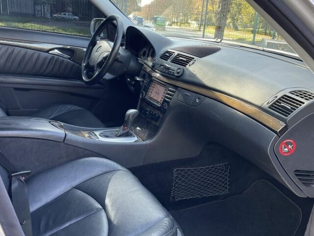 Серый Мерседес Е-Класс, объемом двигателя 3.2 л и пробегом 443 тыс. км за 3500 $, фото 8 на Automoto.ua