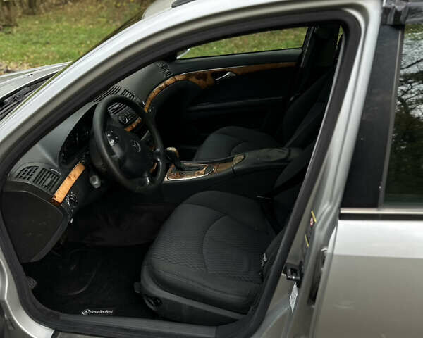 Мерседес Е-Класс 2003 в Киеве на Automoto.ua Серый Мерседес Е-Класс, объемом двигателя 2.2 л и пробегом 380 тыс. км за 5300 $, фото 18 на Automoto.ua