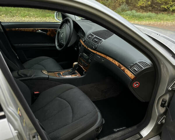 Мерседес Е-Класс 2003 в Киеве на Automoto.ua Серый Мерседес Е-Класс, объемом двигателя 2.2 л и пробегом 380 тыс. км за 5300 $, фото 14 на Automoto.ua