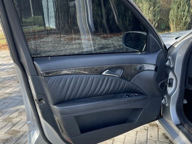 Серый Мерседес Е-Класс, объемом двигателя 3.2 л и пробегом 443 тыс. км за 3500 $, фото 7 на Automoto.ua