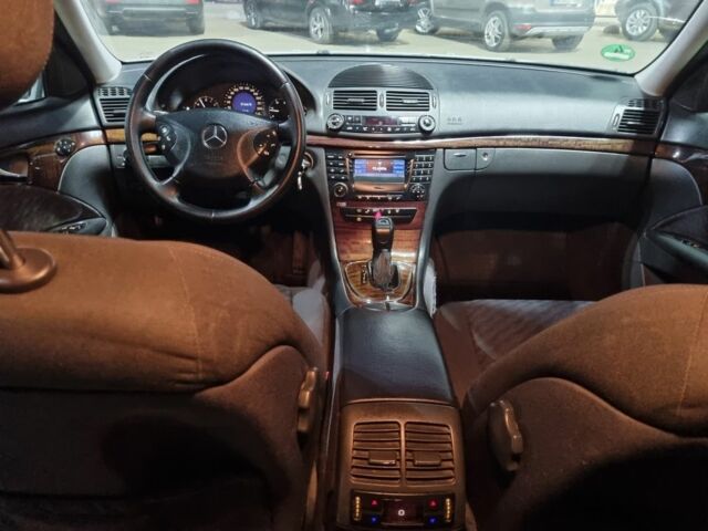 Серый Мерседес Е-Класс, объемом двигателя 2.1 л и пробегом 400 тыс. км за 5700 $, фото 5 на Automoto.ua