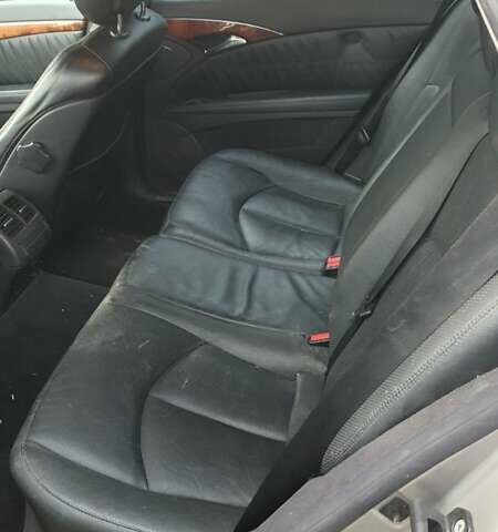 Серый Мерседес Е-Класс, объемом двигателя 3.2 л и пробегом 98 тыс. км за 5500 $, фото 1 на Automoto.ua