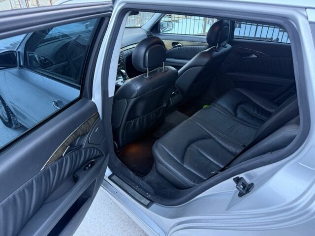 Серый Мерседес Е-Класс, объемом двигателя 3.2 л и пробегом 300 тыс. км за 3300 $, фото 5 на Automoto.ua