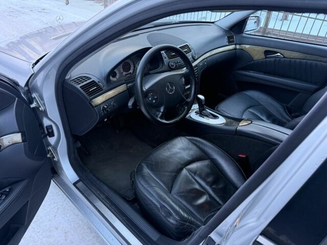 Серый Мерседес Е-Класс, объемом двигателя 3.2 л и пробегом 300 тыс. км за 3300 $, фото 4 на Automoto.ua