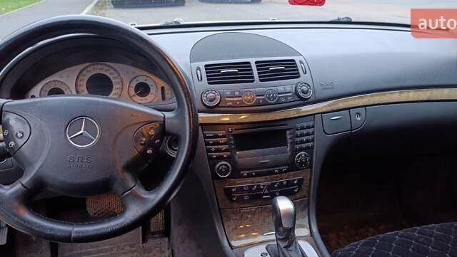 Серый Мерседес Е-Класс, объемом двигателя 3.2 л и пробегом 411 тыс. км за 6500 $, фото 4 на Automoto.ua