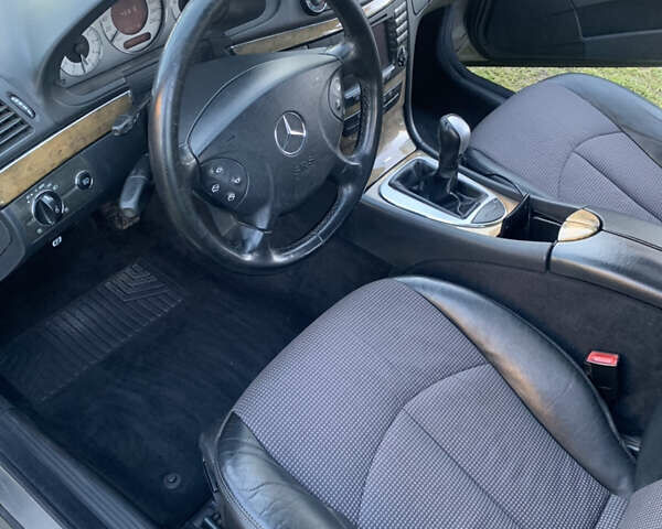 Серый Мерседес Е-Класс, объемом двигателя 2.2 л и пробегом 445 тыс. км за 6500 $, фото 6 на Automoto.ua